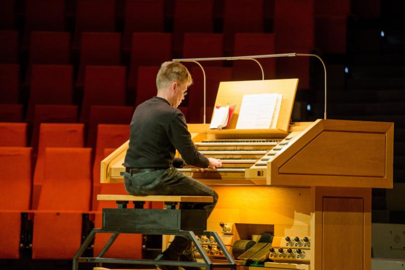 Markus Breker spielt an der Klais Orgel.