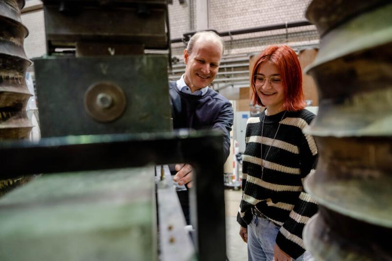 Prof. Mark und Rebecca Pittnauer im Gespräch. 