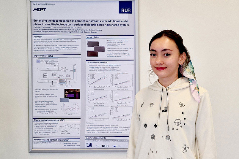 Plasmaforschung: Bachelorstudentin Arisa Bodnar zeigt ihr prämiertes Poster.