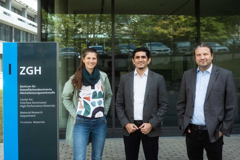 Gruppenbild vor dem Forschungsbau ZGH: Tina Boes vom Inkubator Materials, Chinmay Khare und Alfred Ludwig