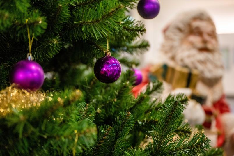 Weihnachtsfoto 2022 der Ruhr-Universität Bochum mit Detailaufnahme von einem Weihnachtsbaum im Mensafoyer