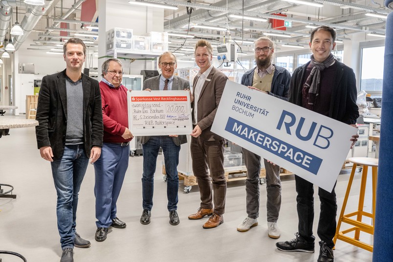 Scheckübergabe im RUB-Makerspace (von links): Marc Seelbach, Michael Stephan Kornau, Günther Meschke, Dirk van Buer, Dirk Hansmeier und Oliver Basu Mallick
