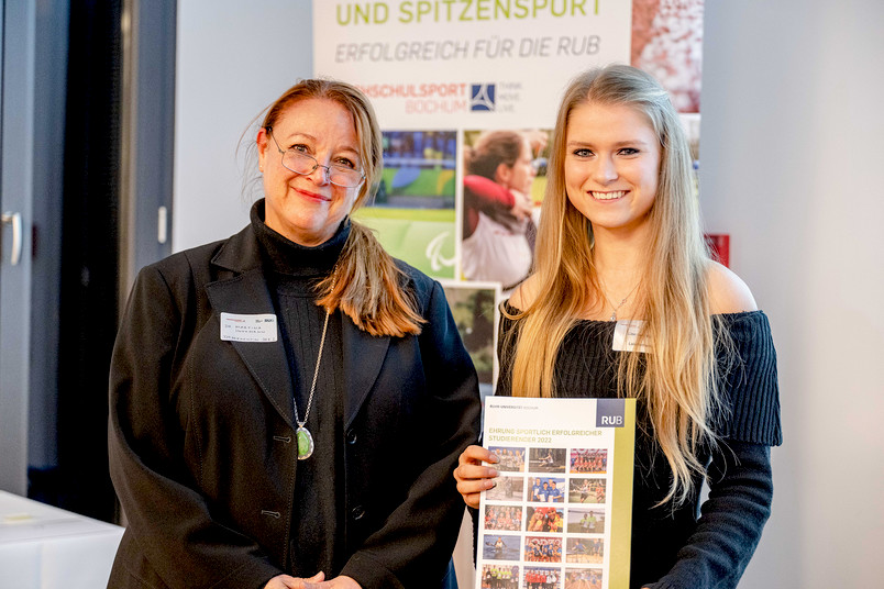 Sportler-Ehrung: Dezernentin Martina Hoffmann (links) und Crossläuferin Linn Kleine