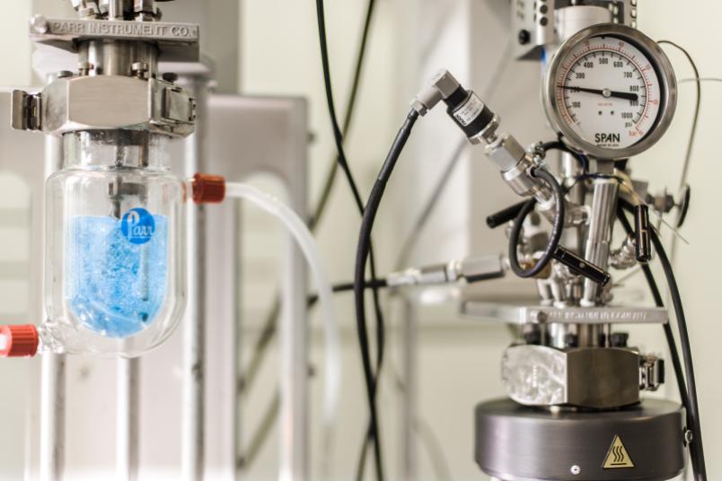 Apparatur mit blauer Flüssigkeit
