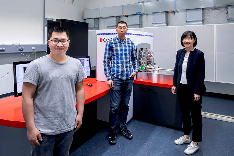 <div>
	Ein Teil des Bochumer Forschungsteams im Labor: Weikai Xiang, Chenglong Luan und Tong Li (von links)</div>
