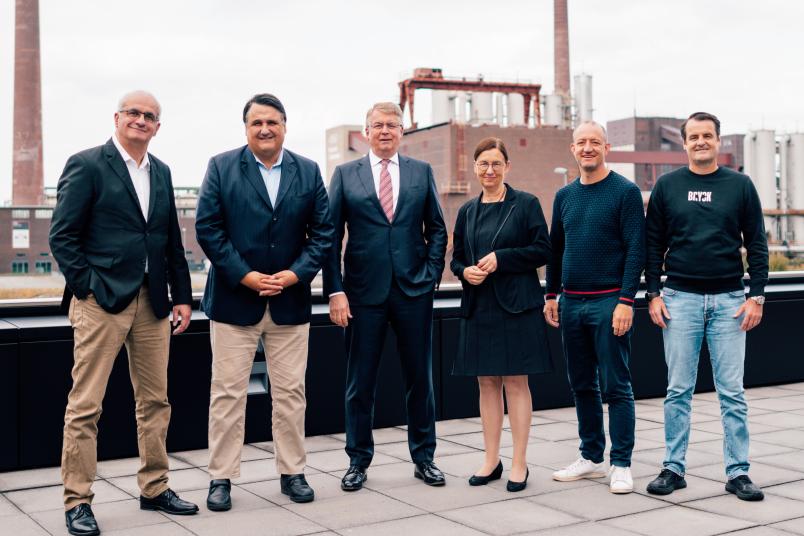 Gruppenbild (von links): die Rektoren Manfred Bayer (Dortmund) und Martin Paul (Bochum), Bernd Tönjes (Vorstandsvorsitzender der RAG-Stiftung), Rektorin Barbara Albert (Duisburg-Essen) sowie Philipp Herrmann und Christian Lüdtke (beide BRYCK)