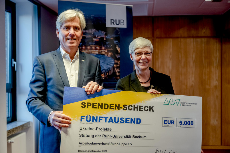Spende: Scheckübergabe mit Dirk Erlhöfer (links) und Kornelia Freitag