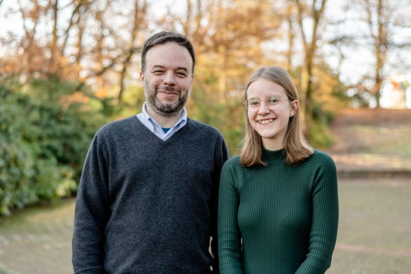 Professor steht neben Studentin