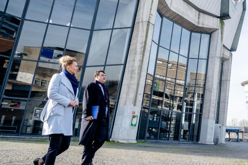 Wissenschaftsministerin Ina Brandes und Rektor Martin Paul vor dem Audimax