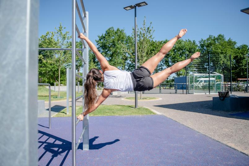 Sport: Junge Frau turnt