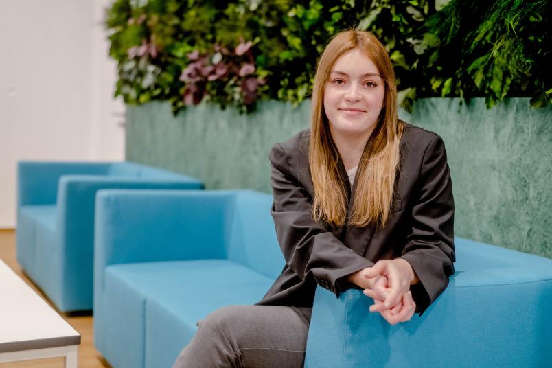 Studentin sitzt im UV-Foyer