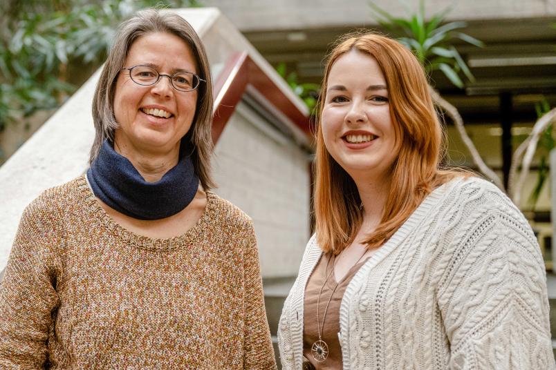 Zwei Frauen in der Unibibibliothek: Veronika Josenhans (links) und Lena Antonia Pape vom Team der Hochschulbibliographie