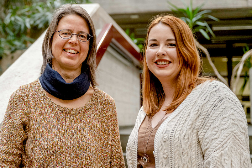 Zwei Frauen in der Unibibibliothek: Veronika Josenhans (links) und Lena Antonia Pape vom Team der Hochschulbibliographie