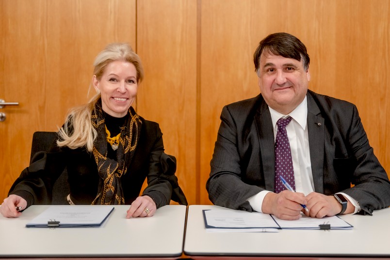 Unterzeichnen den neuen Kooperationsvertrag: Karin Overlack stellvertretend für die Träger des Universitätsklinikums und Rektor Martin Paul