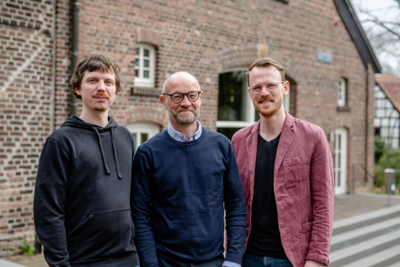 Drei Wissenschaftler stehen nebeneinander