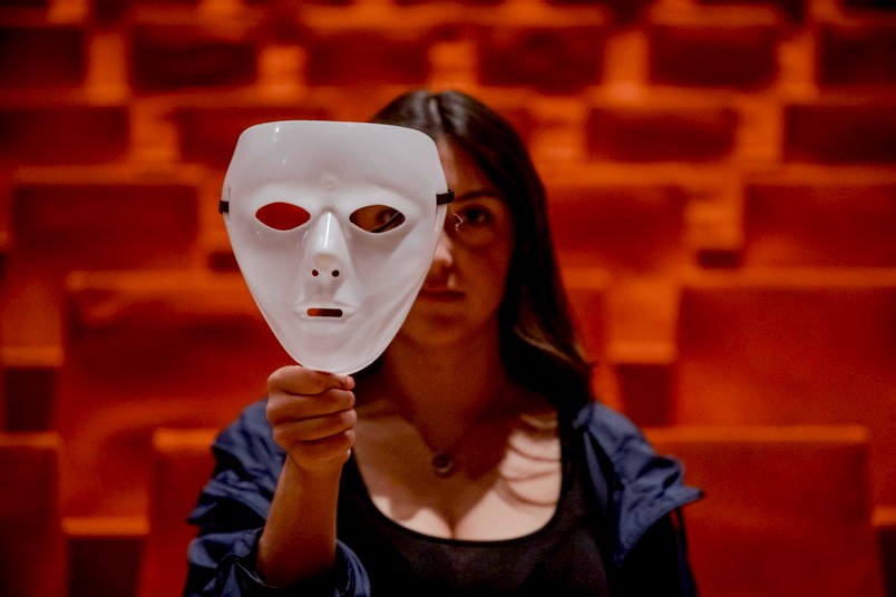 Symbolbild Theater: Studentin mit weißer Maske