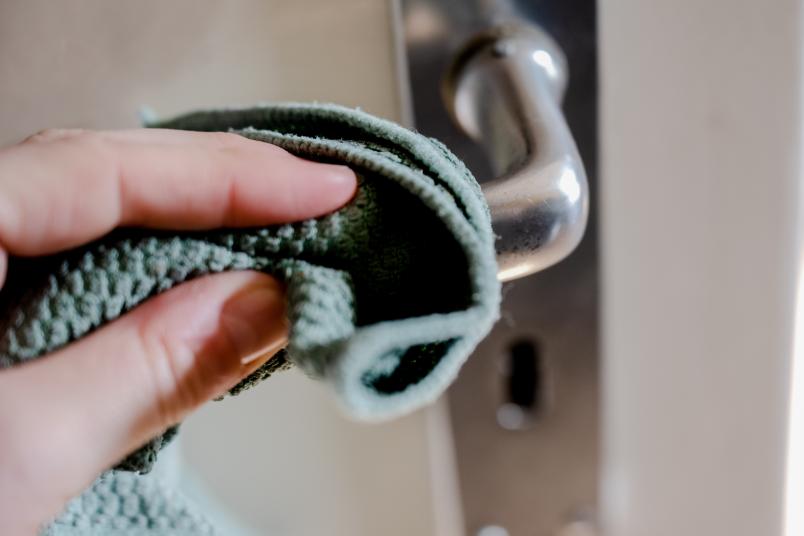 Putzen einer Türklinke
