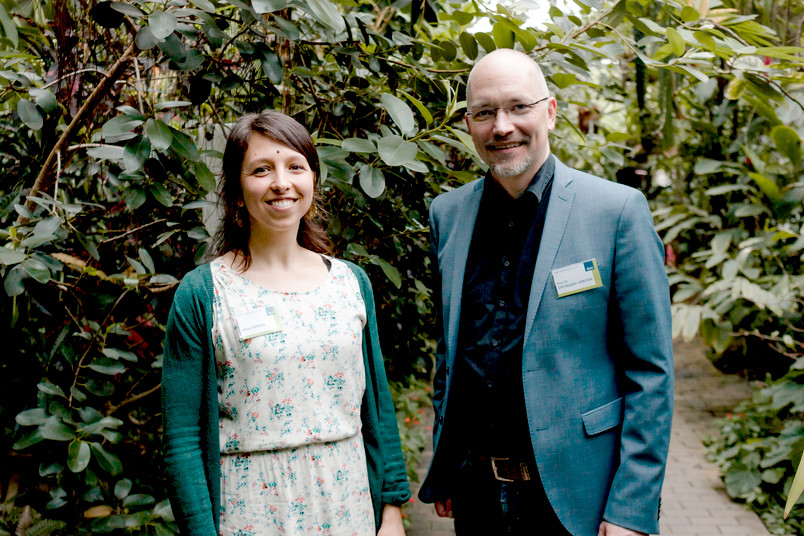 Porträtfoto des Direktors des Botanischen Gartens, Prof. Dr. Christopher Grefen, und seines wissenschaftlichen Mitarbeiterin Julia Steffen