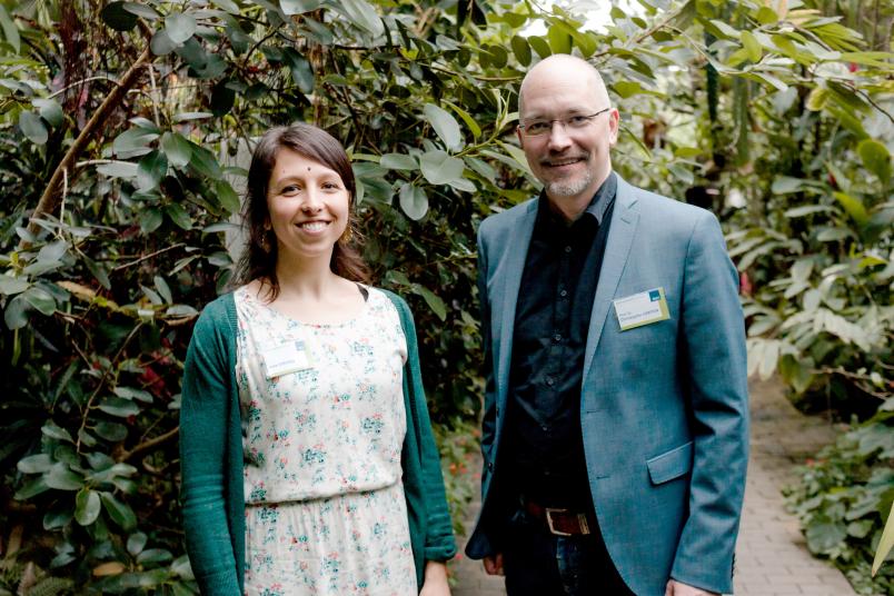 Porträtfoto des Direktors des Botanischen Gartens, Prof. Dr. Christopher Grefen, und seines wissenschaftlichen Mitarbeiterin Julia Steffen
