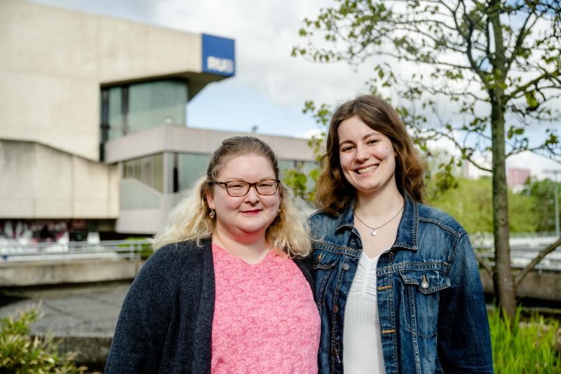 Eileen Ramnitz und Nina Harbecke auf dem RUB-Campus.