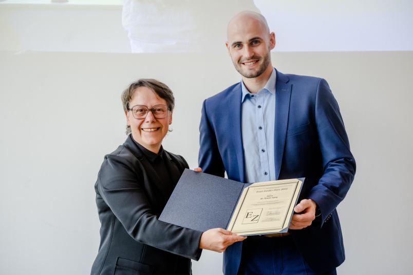 
	Simon Fahle ist einer der beiden Preisträger des diesjährigen Ernst-Zander-Preises. Kanzlerin Christina Reinhardt gratuliert.
