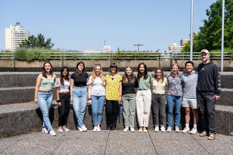 Gruppenbild mit elf Personen, neun Frauen, zwei Männer 