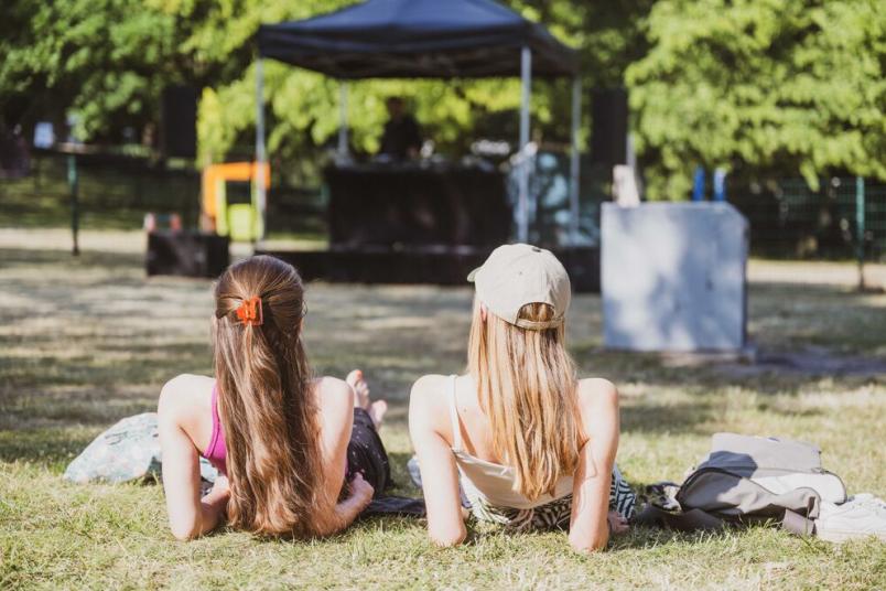 Zwei Studierende liegen auf einer Picknickdecke.