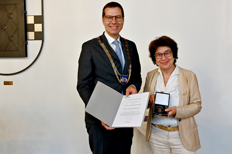 Foto mit Martina Havenith-Newen und Oberbürgermeister Thomas Eiskirch