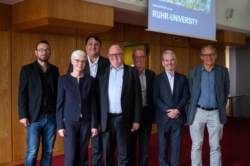 Gruppenfoto im Senatssaal von VertreterInnen aus Bochum und Sydney