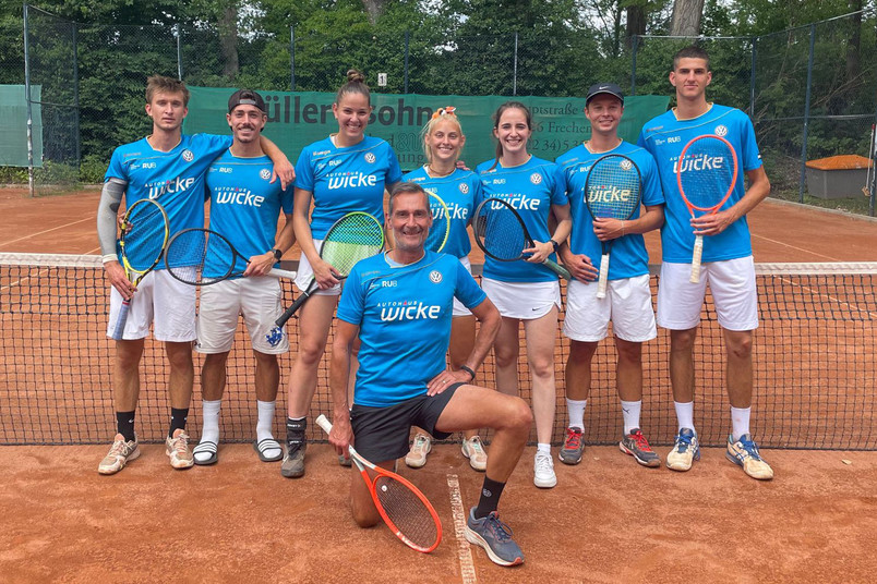 Gruppenbild mit dem Tennis-Team der Ruhr-Universität