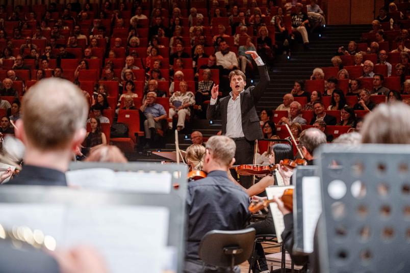 Universitätsmusikdirektor Nikolaus Müller dirigiert Chor und Orchester der Ruhr-Universität vor vollem Haus.