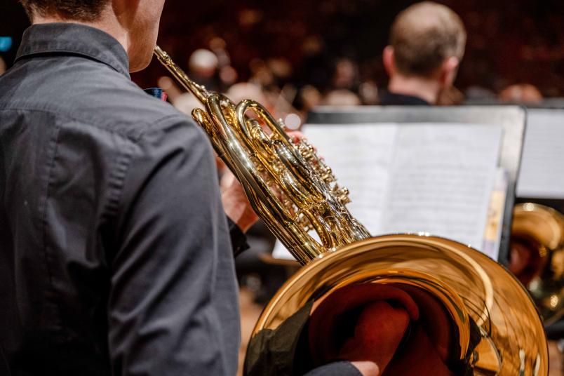 Bild vom letzten Semesterkonzert. Ein Mann spielt ein Blasinstrument. 