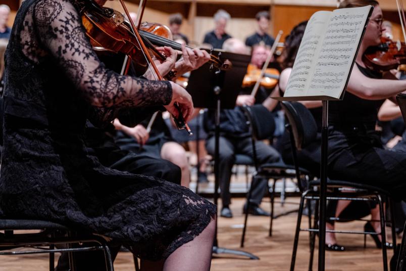 Detailaufnahme vom Orchester der Ruhr-Universität Bochum zum Semesterkonzert
