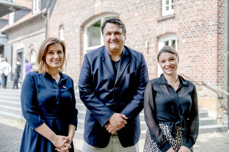 Organisatorin Elena Resch (links), Rektor Martin Paul und Zhanna Nemzowa an der Ruhr-Universität Bochum