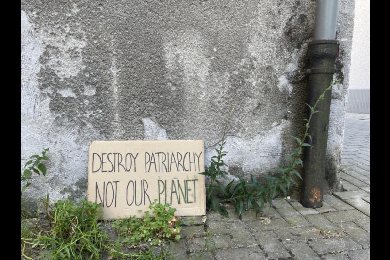 Protestschild steht auf dem Boden.