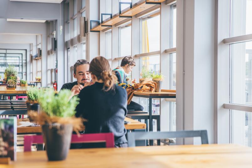 Blick in die prämierte Rote Bete: zwei Menschen sitzen an einem Hochtisch