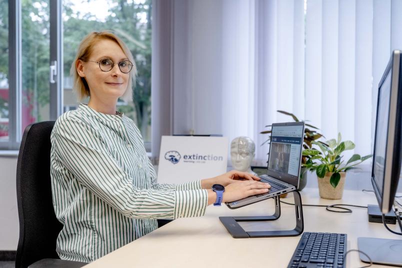 Foto von Dr. Franziska Labrenz an ihrem Schreibtisch