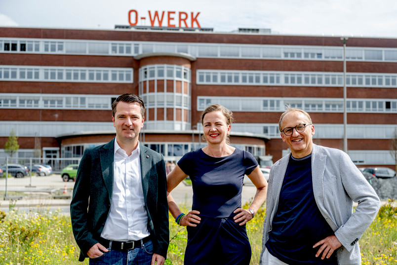 Gruppenbild mit Marc Seelbach (links), Stefanie Bröring (Mitte) und Günther Meschke vor dem O-Werk