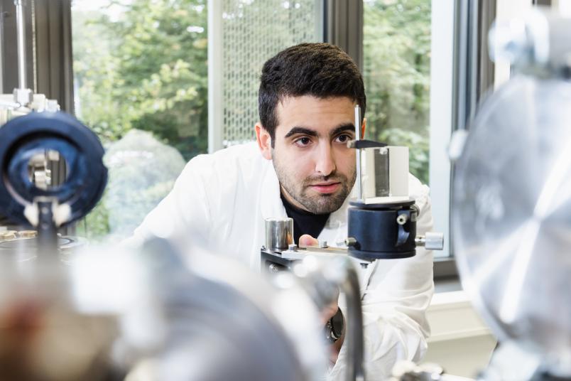 Materialwissenschaft: Forscher im Labor