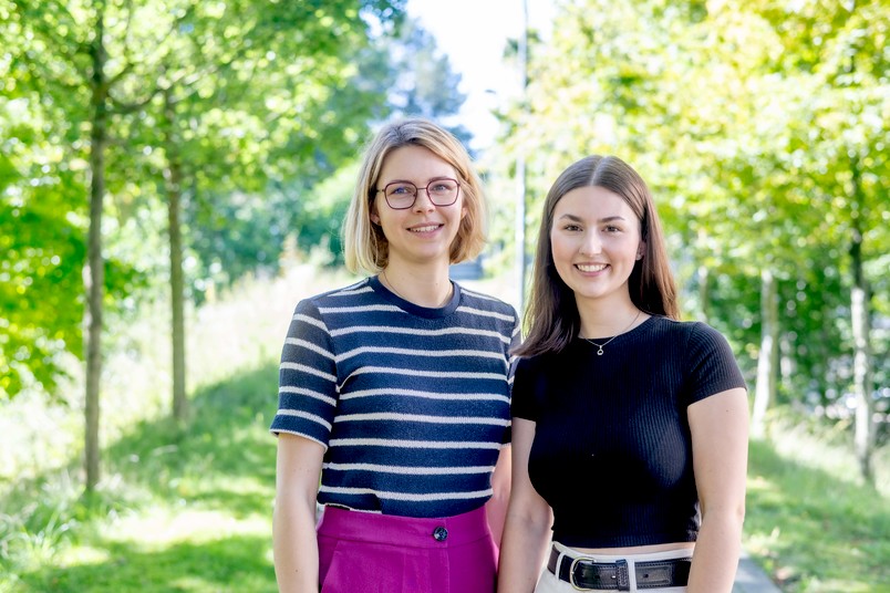 zwei junge Frauen vor grünem Hintergrund
