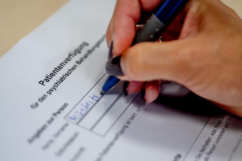 Eine Hand füllt ein Formular aus