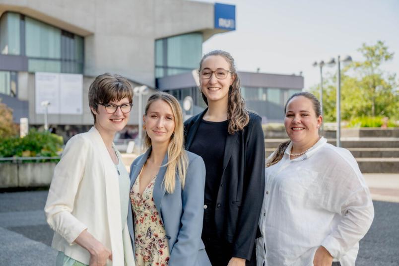 Vier Frauen stehen nebeneinander.