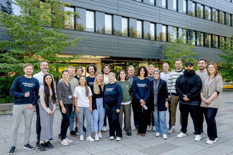 Die 16 Studierenden der UNIC Summer School vor dem GD Gebäude der Ruhr-Universität.