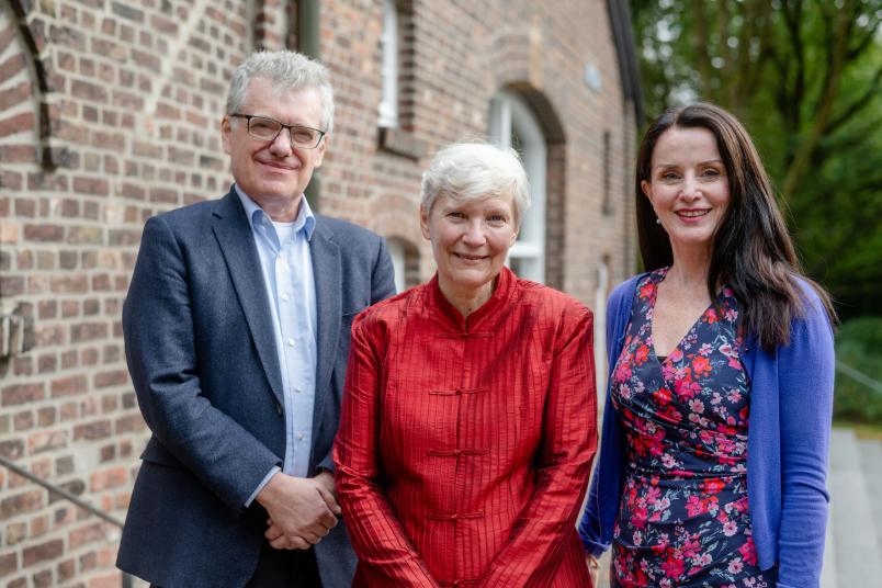 Gruppenbild mit Sprecherin Christine Moll-Murata (Mitte), Co-Sprecher Markus Taube (links) und Prorektorin Denise Manahan-Vaughan vor dem Beckmanns Hof an der Ruhr-Universität Bochum