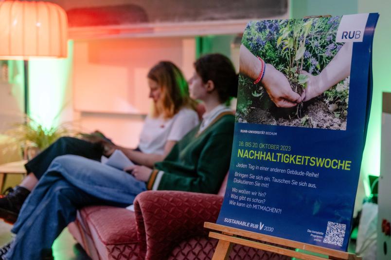 zwei Studierende auf Sofa