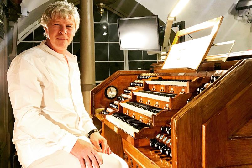 Der Organist Arno Hartmann, hier an der Orgel im Dom zu Riga