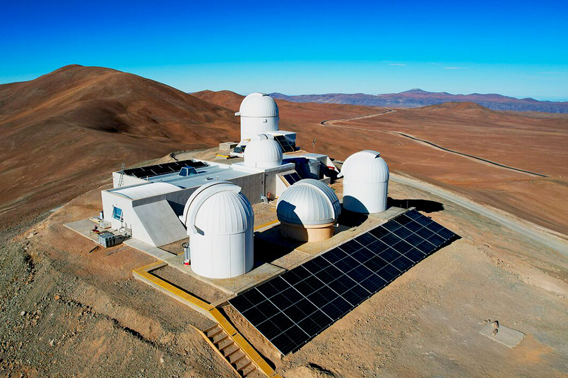 Kuppeln eines astronomischen Observatoriums umgeben von einer pflanzenlosen Wüste