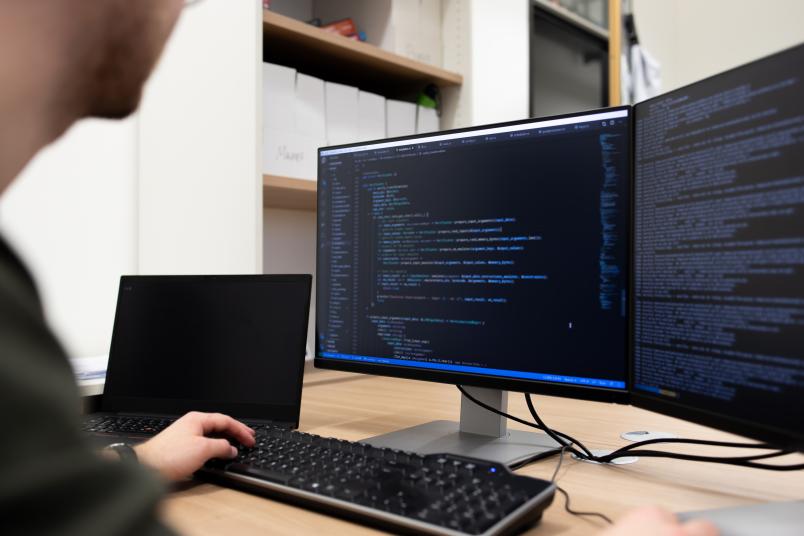 Zwei Monitore mit Quellcode