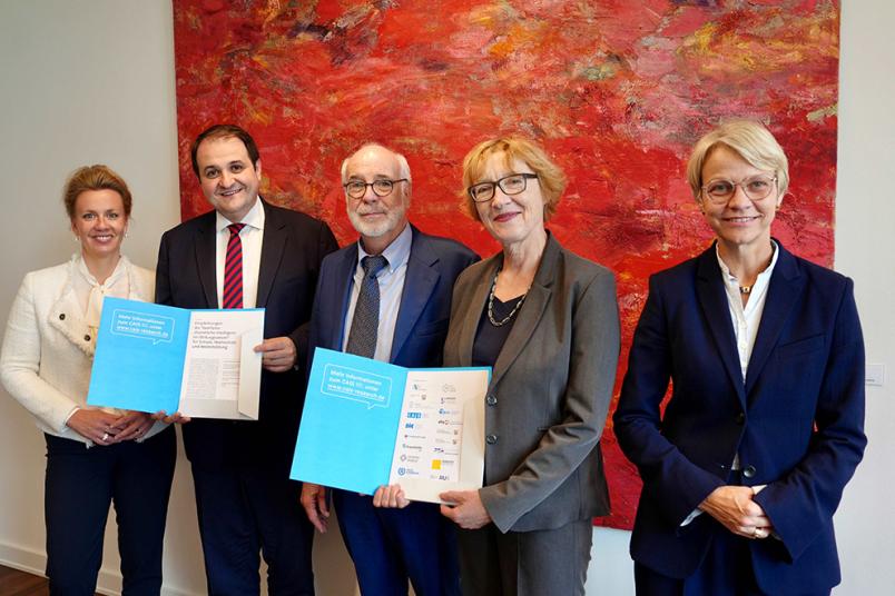 Gruppenbild Ministerin Ina Brandes, Minister Nathanael Liminski, Michael Baurmann, Christiane Eilders und Ministerin Dorothee Feller