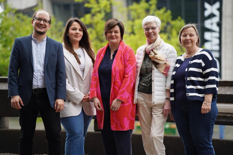 Gruppenfoto von Chris Katzenberg, Monika Gesing, Sandra Aßmann, Kornelia Freitag und Susanne Lippold.